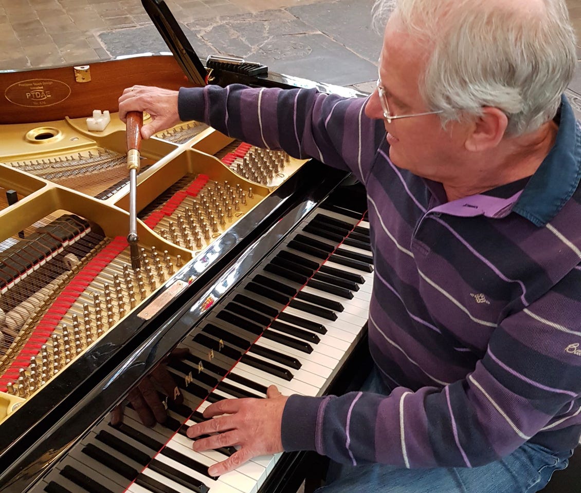 Bob Kuijper, pianostemmer, stemt een vleugel.
