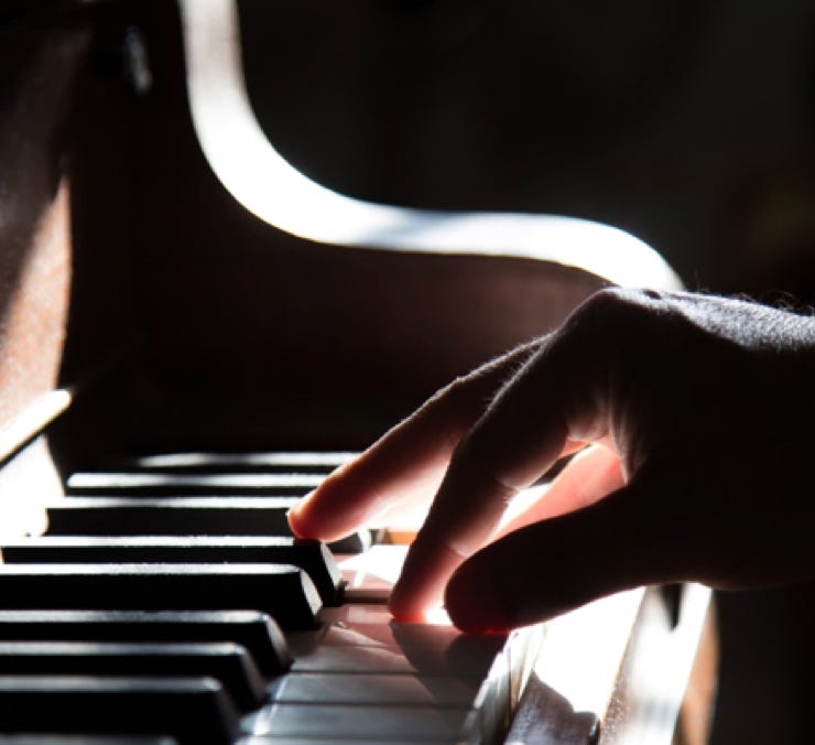 Handen op pianoklavier, afbeelding op de website van Kuijper Pianoservice in Assen.